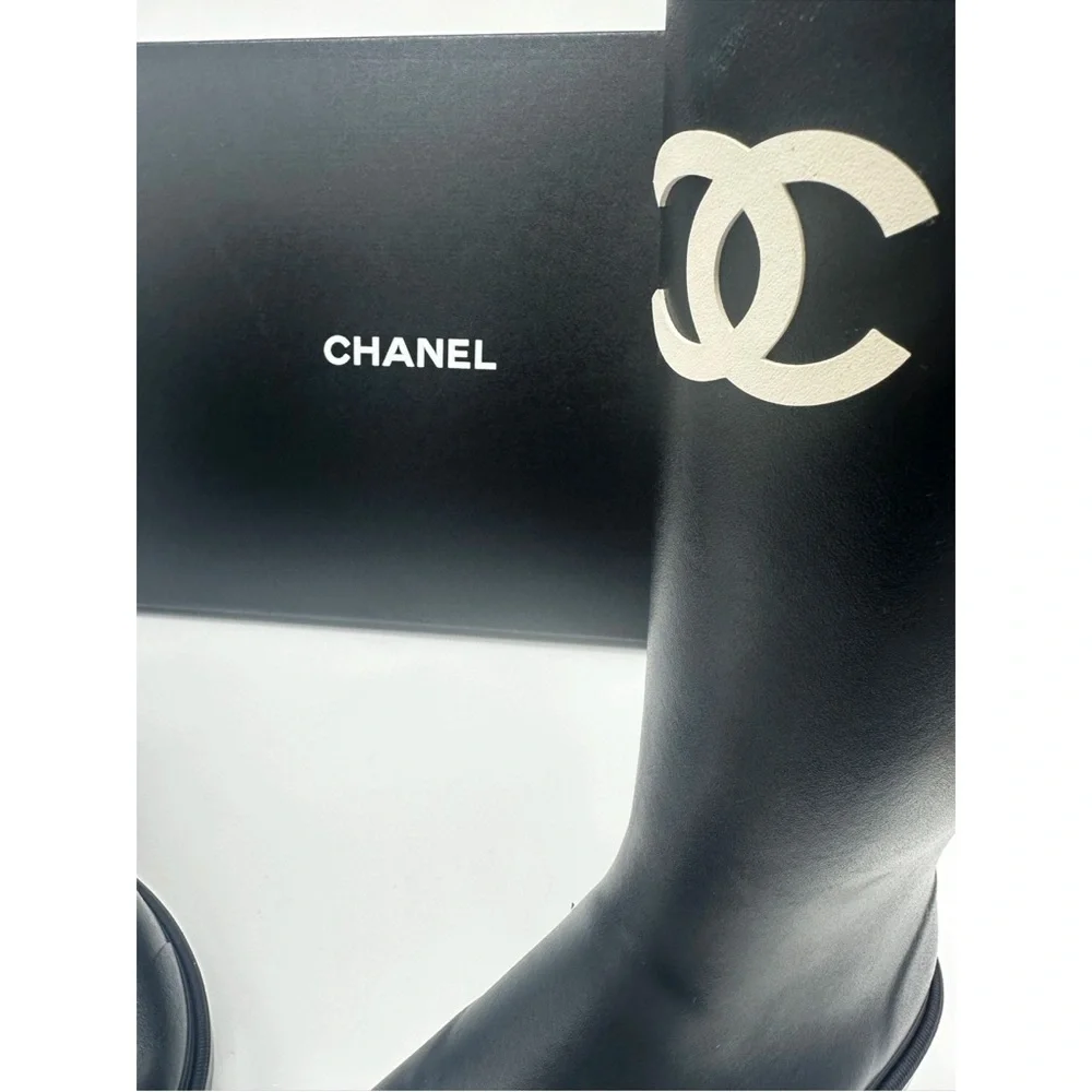 Chanel rain boots - Picture 3 of 14